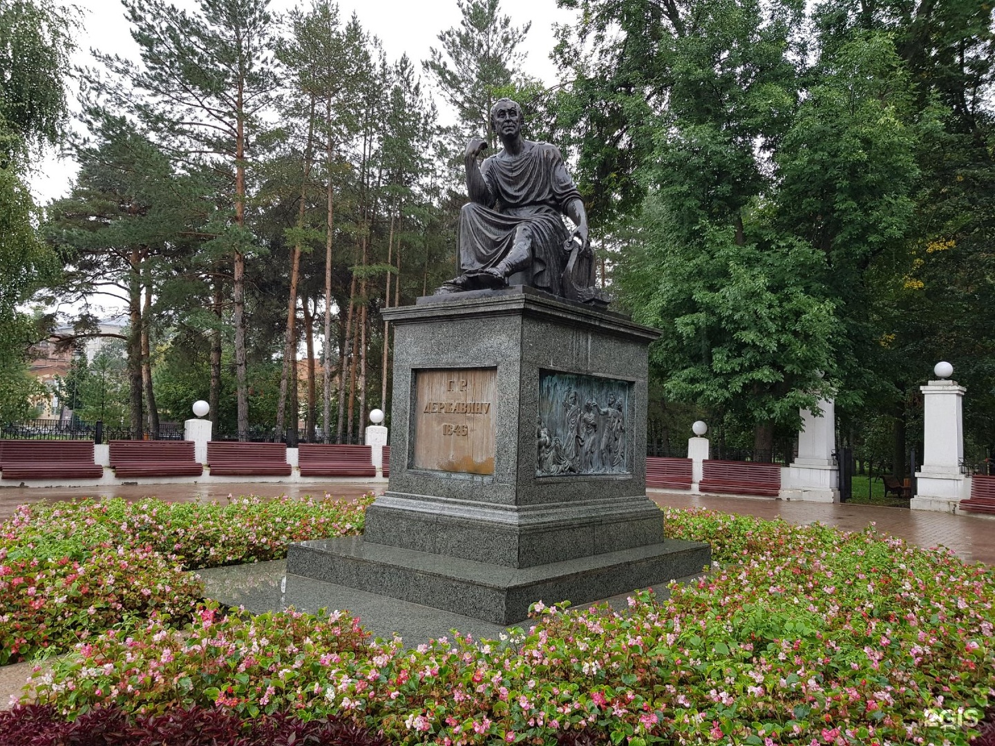 Памятник де. Памятники Гавриилу Державину. Державин Гавриил Романович памятник. Памятник Державину в Казани. Гаврила Романович Державин памятник.