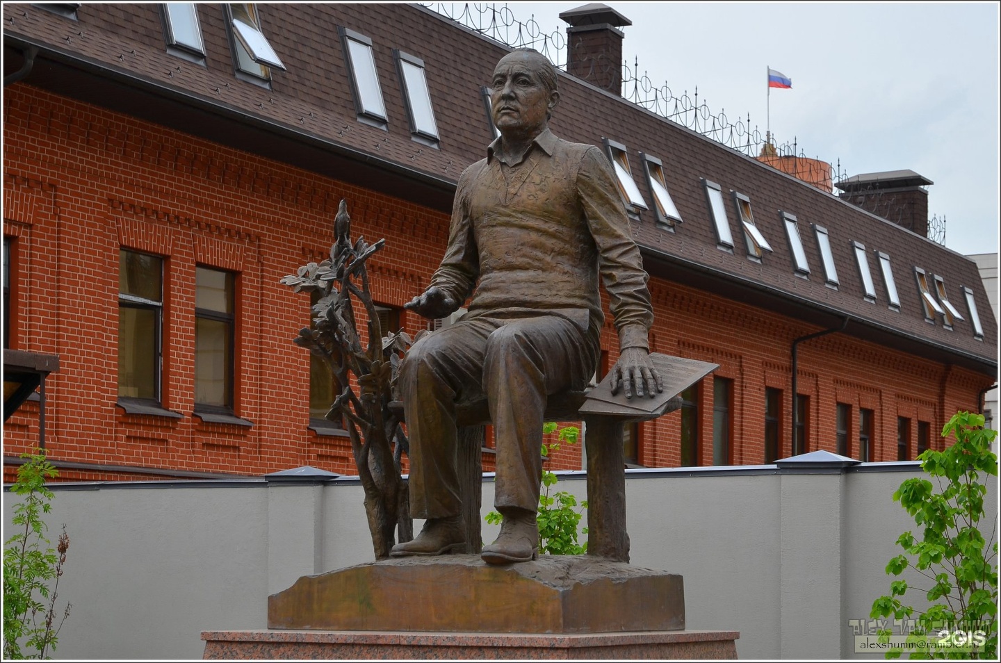 Памятник р. Памятник Рустему Яхину. Памятник Яхину в Казани. Рустем Яхин памятник Казань. Памятник Рустема Яхина.