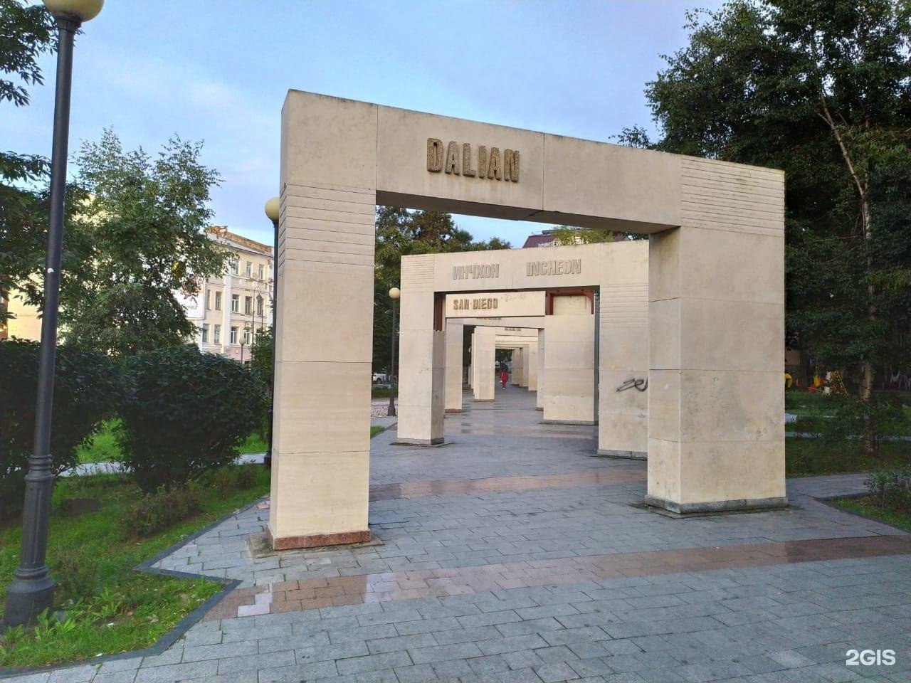 Город в крыму побрати тулы. Сквер городов побратимов Владивосток. Сквер городов-побратимов Щелково. Аллея городов побратимов в Петрозаводске. Города-побратимы.