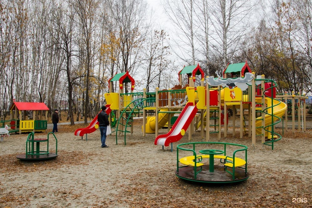 Детские томск. Михайловская роща Томск детская площадка. Детская площадка Березовая роща Томск. Детская площадка в Михайловской роще в Томске. Михайловская роща детская площадка.