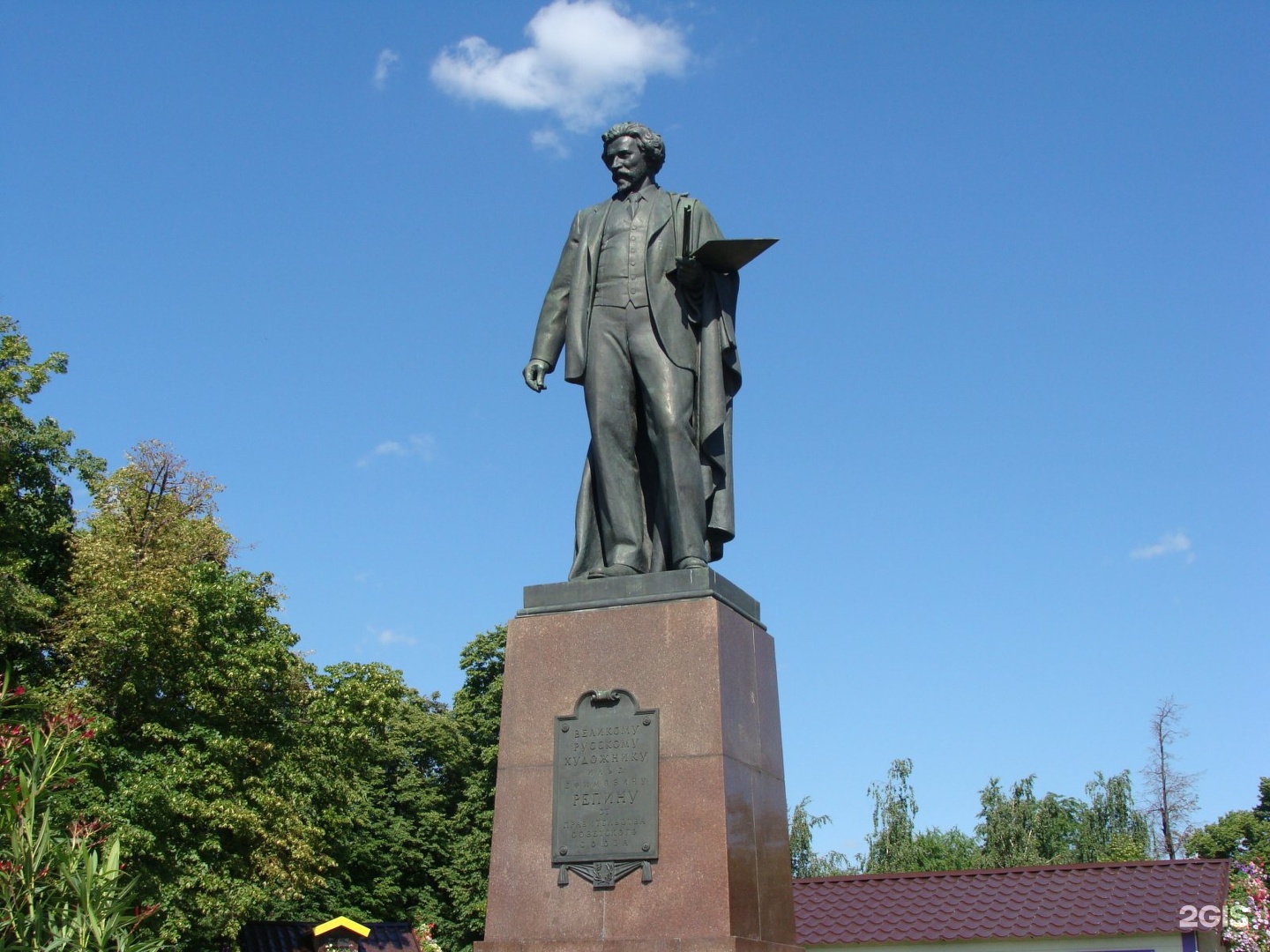 Площадь в москве с памятником репину. Памятник Илье Репину. Памятник Репину в Москве. Памятник Репину в Москве на Болотной площади. Памятник Илье Репину на Болотной площади.