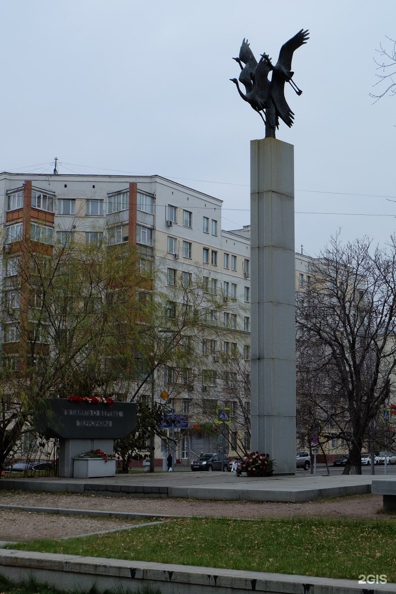 Памятник жертвам. Мемориал жертвам Норд ОСТ. Памятник жертвам теракта Норт ОСТ. Памятник жертвам Норд-оста в Москве. Памятник жертвам теракта на Дубровке.