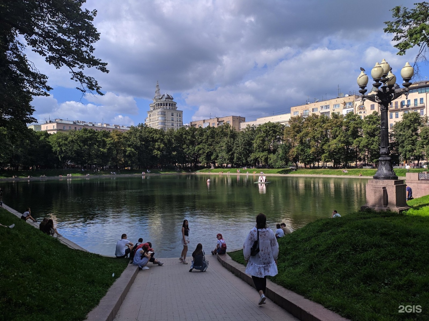 Патриаршие москва фото. Патриаршие пруды Москва скверы. Патриаршие пруды микрорайон. Август Патриаршие пруды. Патриаршие пруды 2.