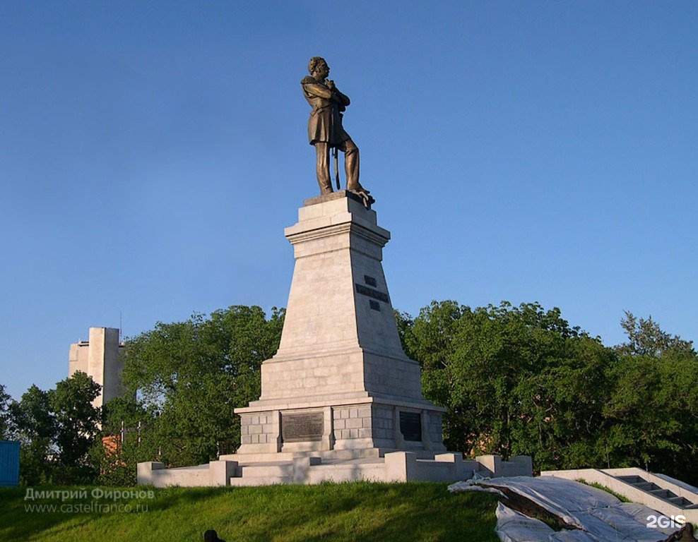 Памятник амурскому. Памятник муравьёву-Амурскому Хабаровск. Памятник графу Муравьеву Амурскому Хабаровск. Памятник Николаю Николаевичу Муравьеву-Амурскому Хабаровск. Памятник н.н. Муравьеву-Амурскому, набережная в г.Хабаровске..