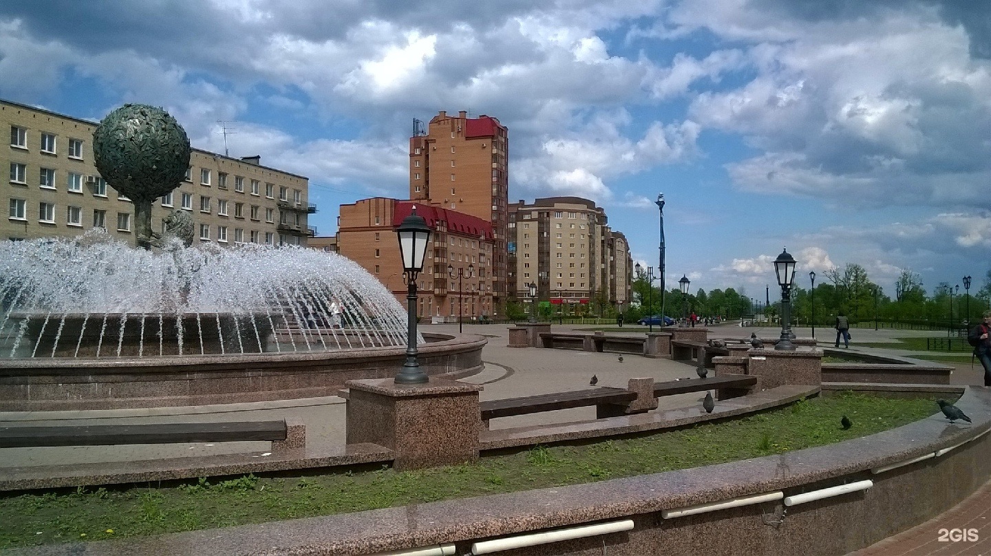 Погода спб ломоносов. Фонтан в Ломоносове со львом. Фонтан «Ораниенбаум» в Ломоносове. Ломоносов город площадь. Ломоносова 48 фонтан.