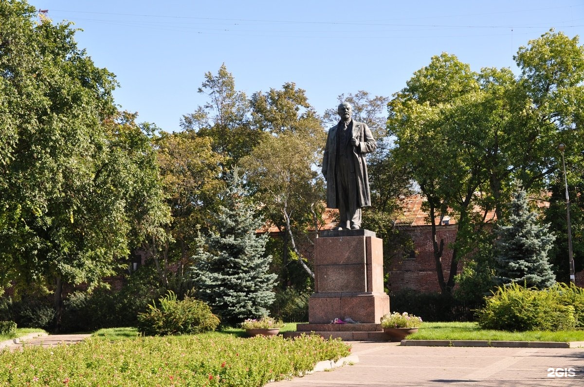 Ленино санкт петербург. Памятник Ленину в Кронштадте. Памятник Ленину Яцыно. Памятник Ленину на Ленина в Кронштадте. Памятник Ленину в Кронштадте в Ленинском сквере.