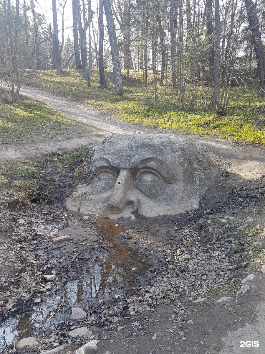 Каменная голова в парке Сергиевка