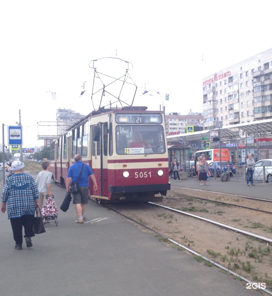 Движение 21 трамвая. Трамвай 21 СПБ. Трамвай 21 маршрут Санкт-Петербург. Красный длинный 21 трамвай. Савушкина 77 на трамвае 21.