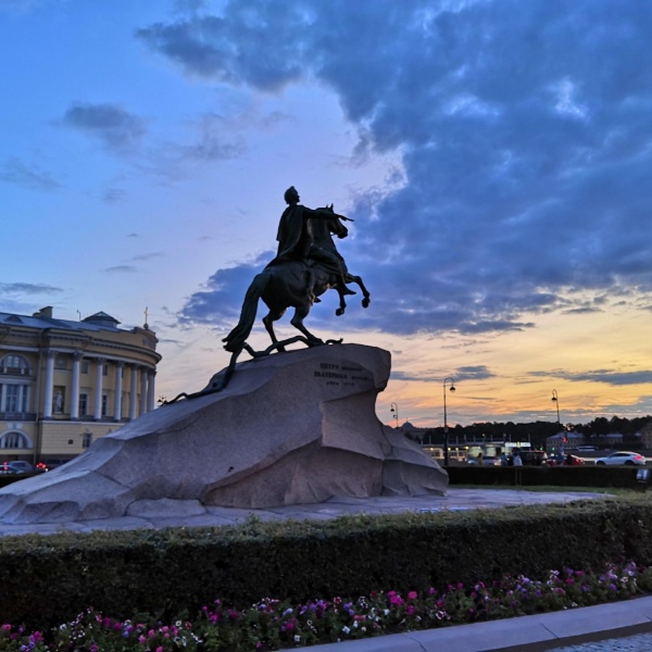 Как выглядит памятник петру первому в санкт петербурге