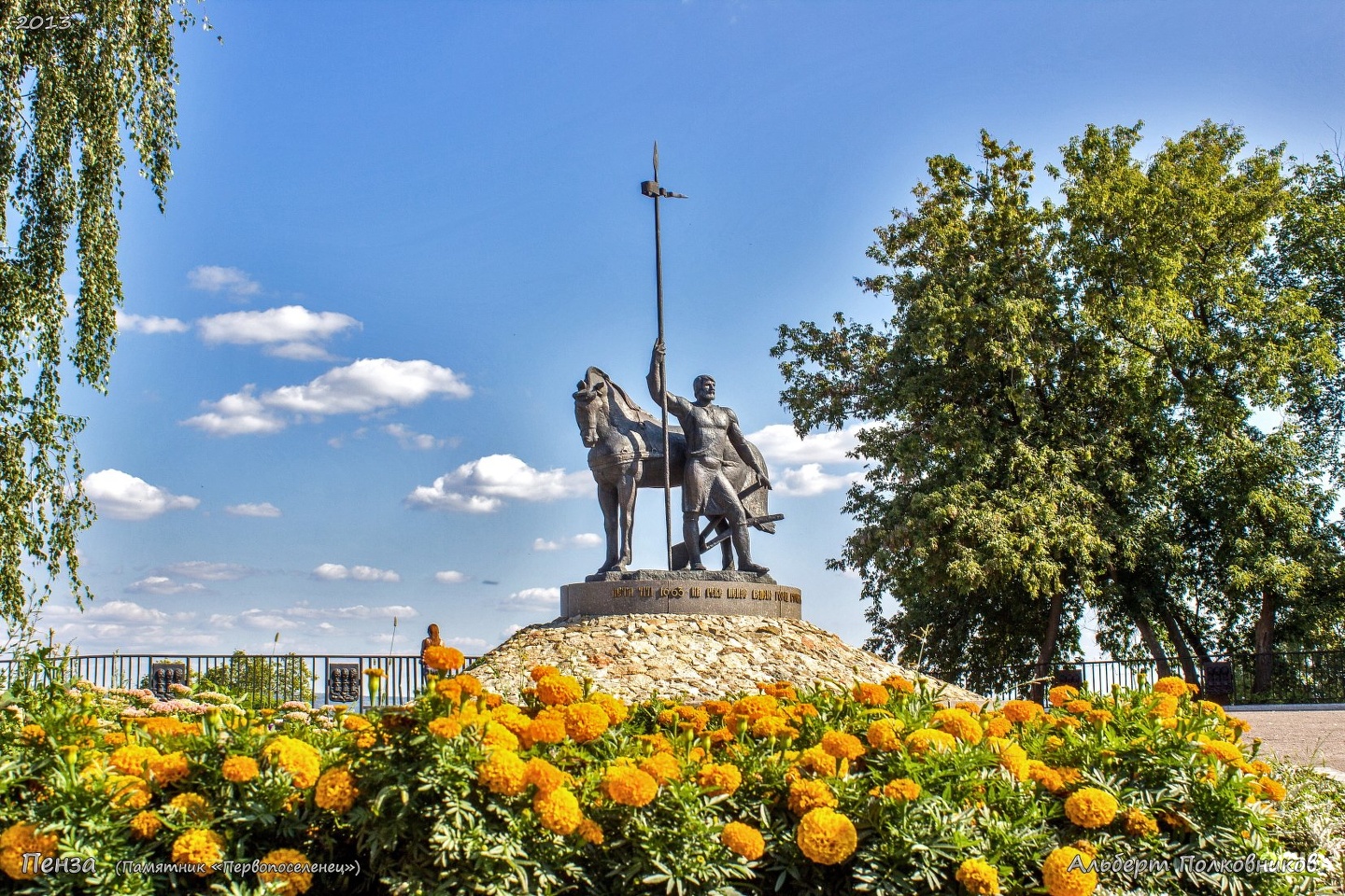 Памятник первопоселенец фото