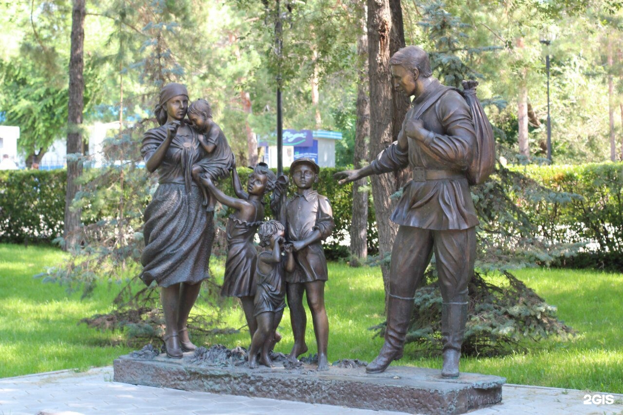 Парк Победы Оренбург скульптура «возвращайся с победой!»