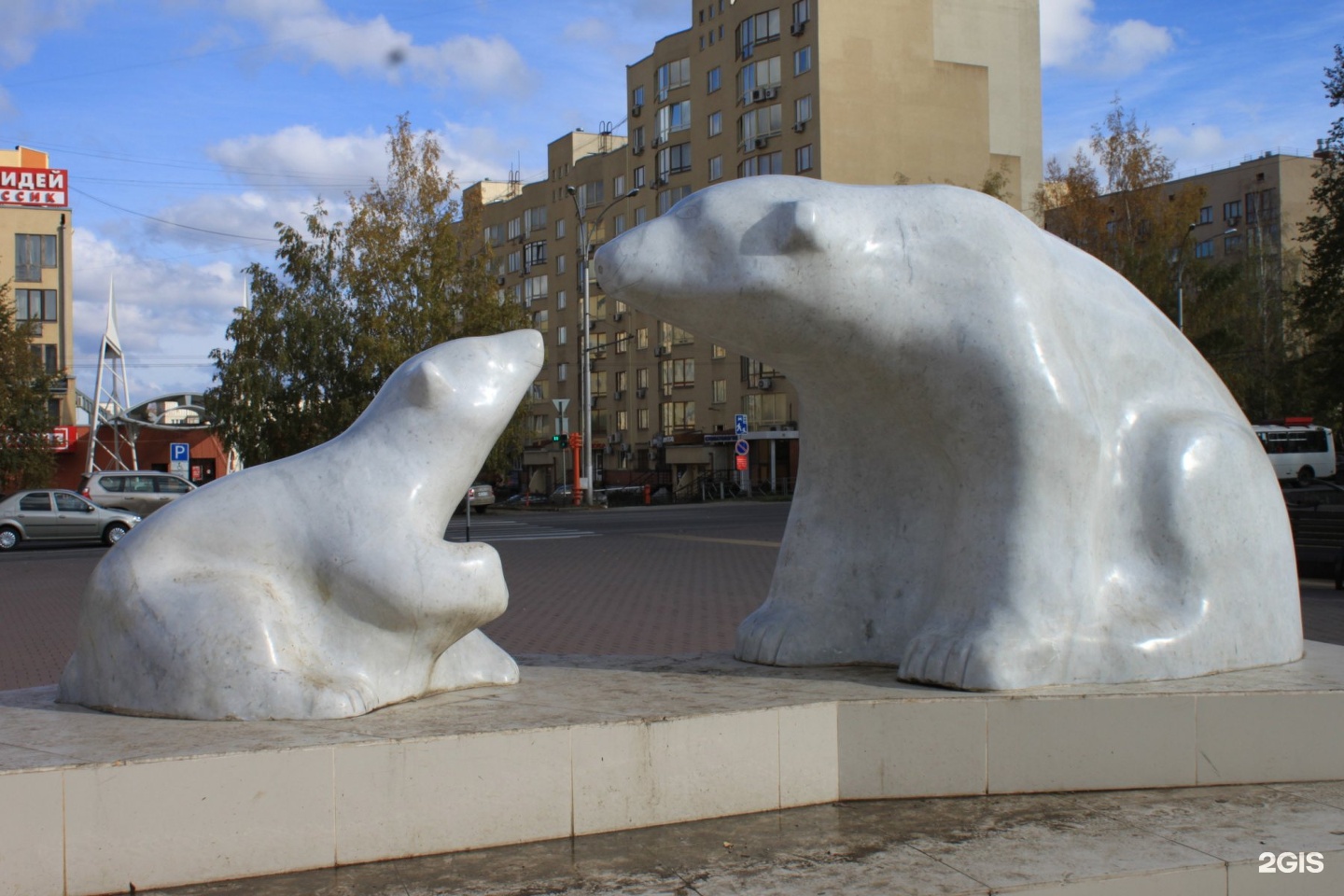 Кемерово 2 года. Мать Медведица и Умка Кемерово. Скульптура в Кемерово мать и Умка. Памятник Умка Абакан. Скульптурная композиция мать Медведица и Умка.