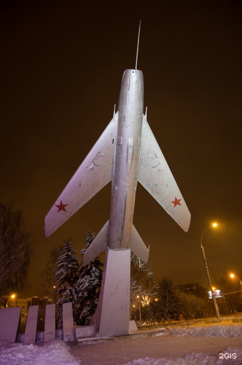 Самолет липецк. Памятник авиаторам в Липецке. Памятник лётчикам в Липецке. Площадь Авиаторов Липецк. Площадь Авиаторов Липецк памятник.