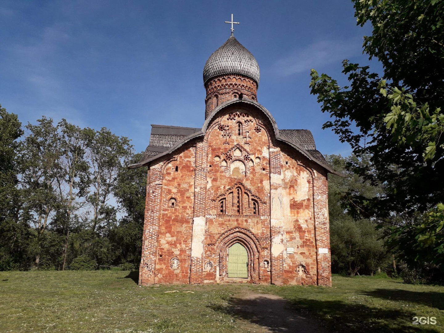 Церковь петра. Церковь Петра и Павла в Кожевниках в Новгороде. Храм Петра и Павла в Великом Новгороде в Кожевниках. Церковь Петра и Павла в Кожевниках. 1406 Г.. Це́рковь Петра и Павла в Кожевниках.