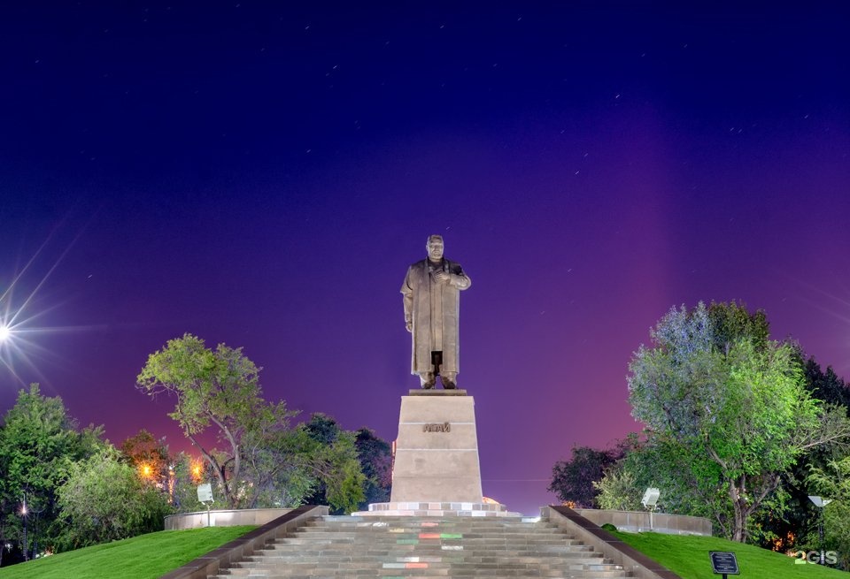 Погода область абай. Памятник Абаю Кунанбаеву в Караганде. Памятники Абая Кунанбая. Памятник Нуркену Абдирову. Абай Кунанбаев памятник.