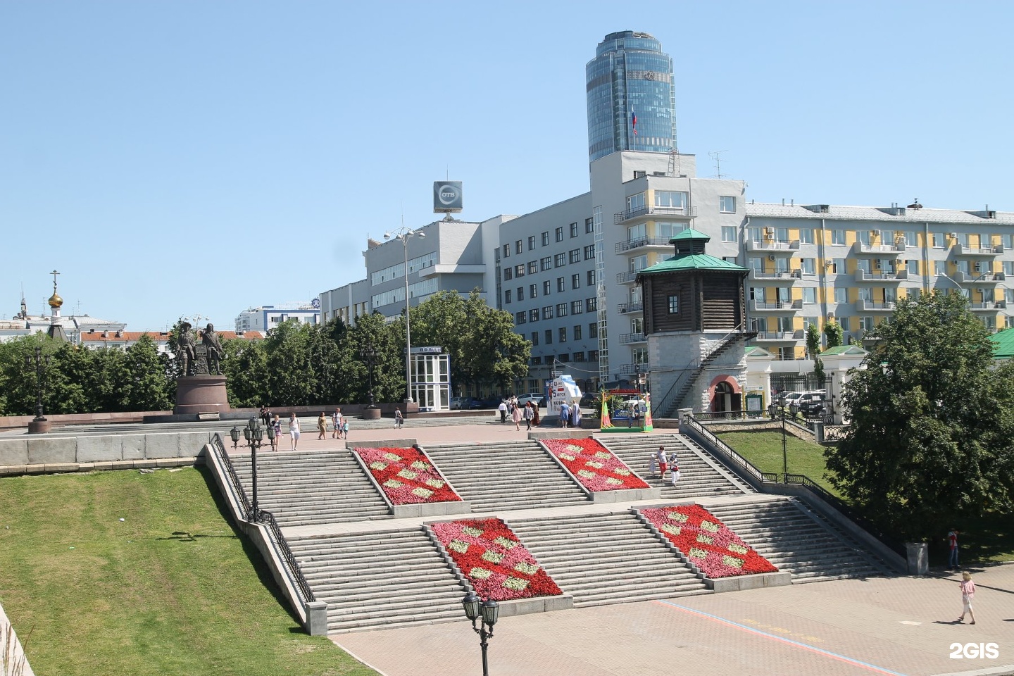 Ул труда екатеринбург. Памятник на Плотинке в Екатеринбурге. Екатеринбург проспект Ленина Плотинка. Сквер на Ленина Екатеринбург. Площадь труда Екатеринбург.