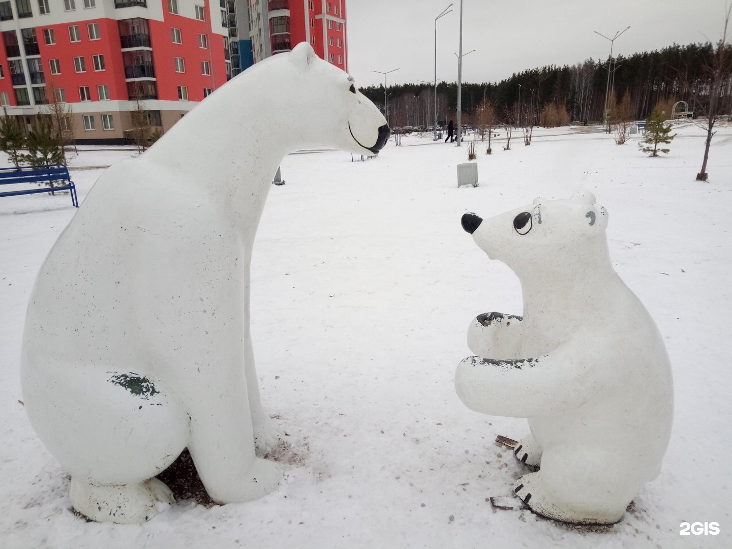 Сайт медведь екатеринбург. Снежные фигуры белый медведь. Снежная скульптура белого медведя. Фигура белый медведь. Медведь снега фигуры.