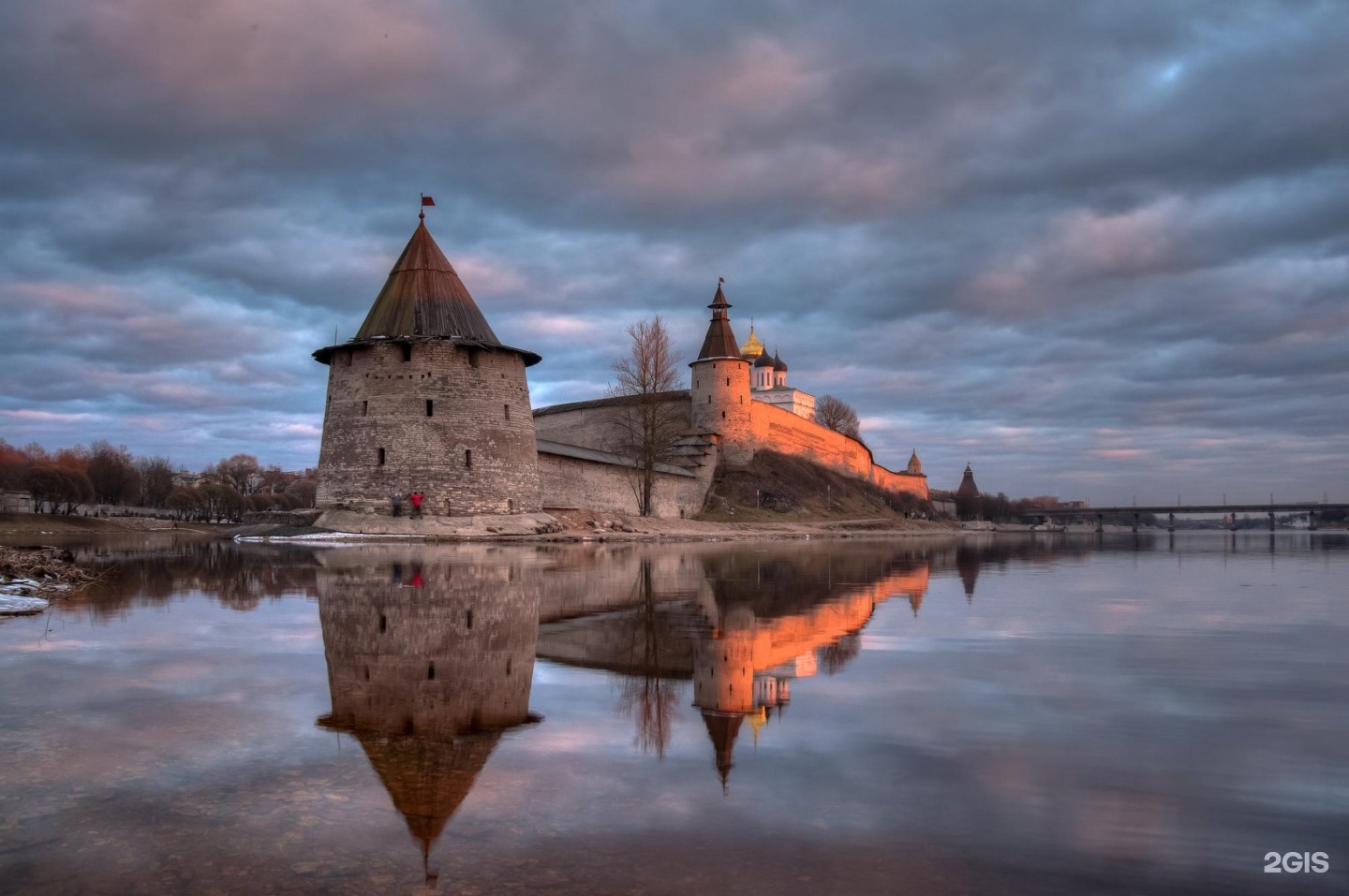 Псковская. Псковский кром. Псков Кремль весной. Кремль в Пскове. Вид на кром с реки Пскова.. Псковский Кремль гавань.