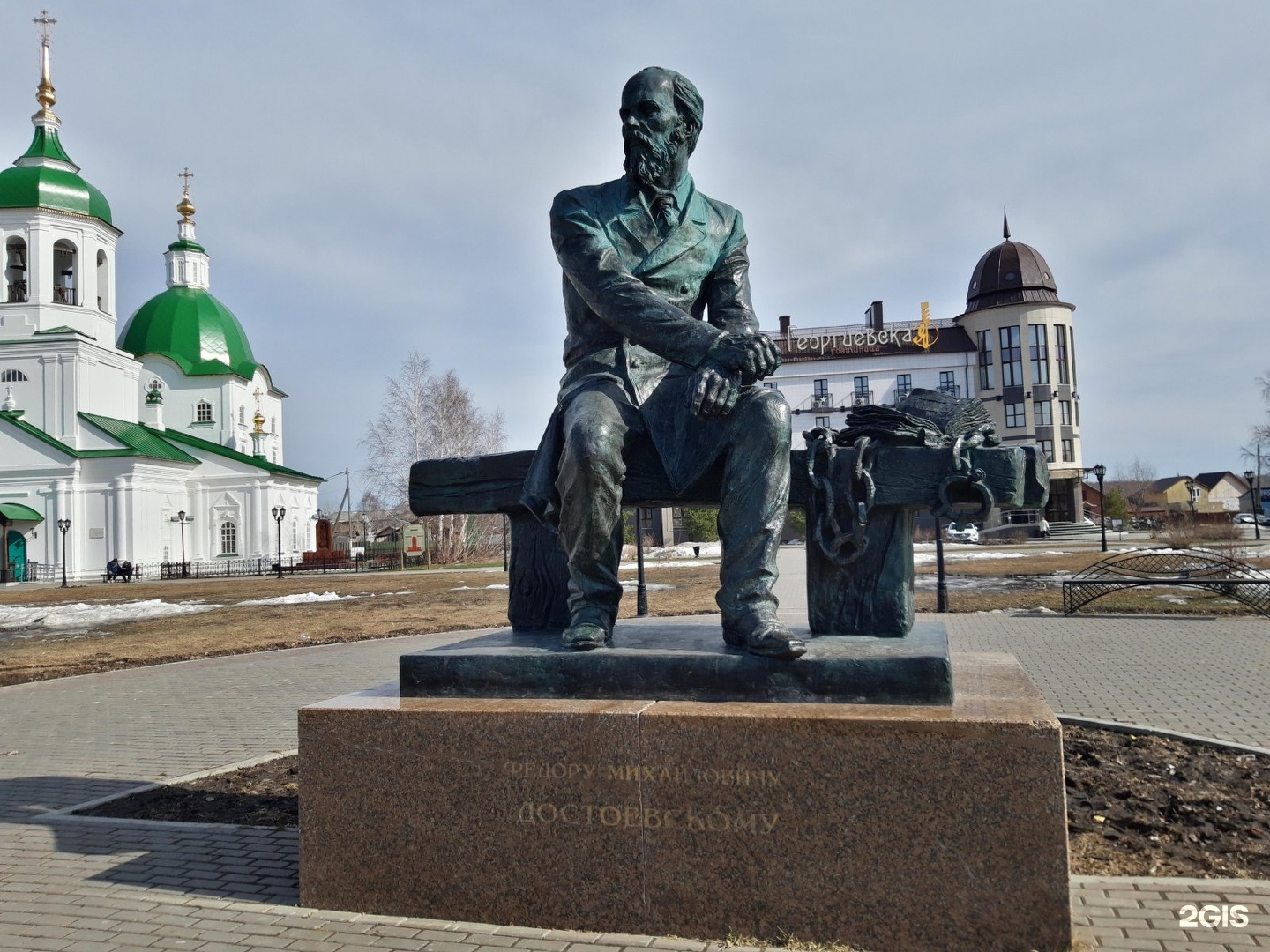 памятник достоевскому в москве рядом с библиотекой