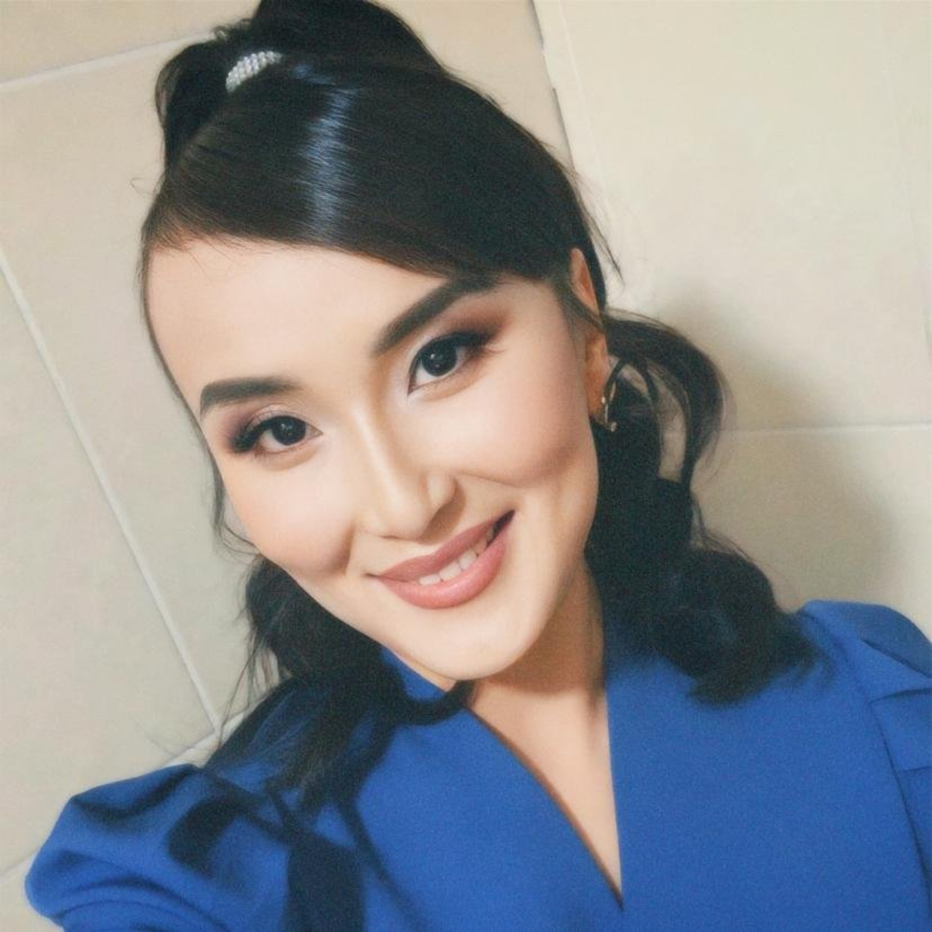 Автобуста қол қусырып отырған порно видео