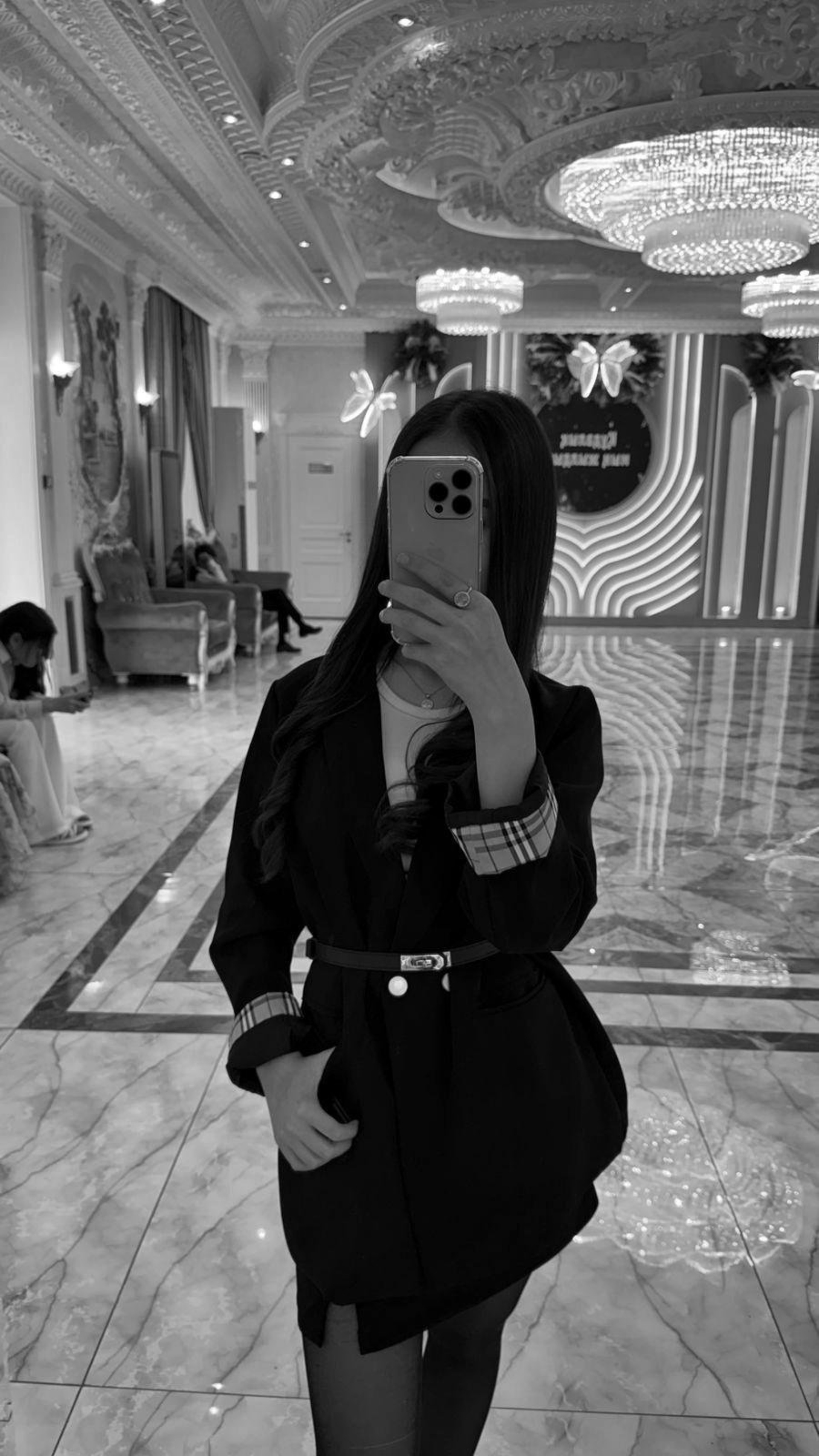 қалпақ киген семіз жалаңаш